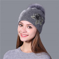 女性の冬の帽子のファッション刺繍パッチニット