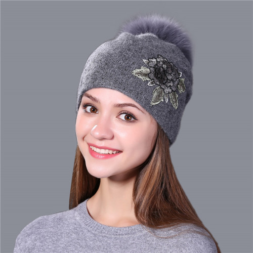 Женская зимняя шапка модная вышивка нашивками спицами