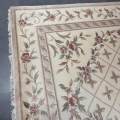 Цветочный симметричный изысканный ковер