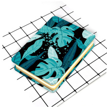 Caderno com capa de metal com impressão de folhas personalizadas