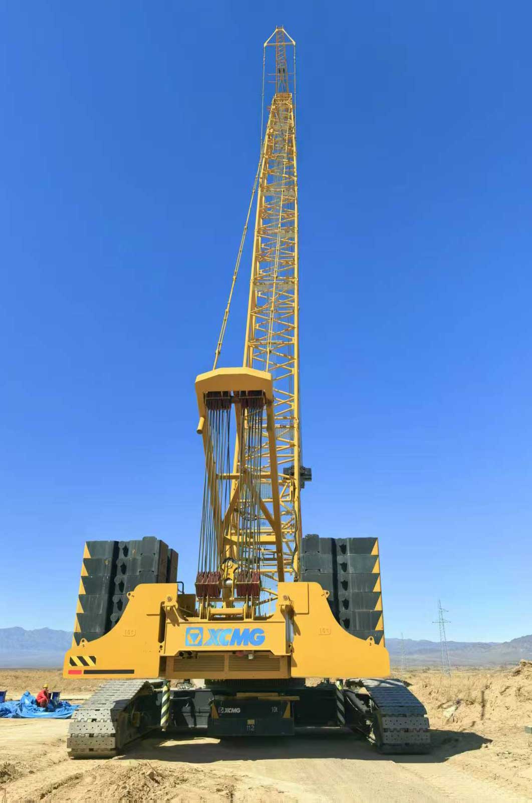 Rear-perspective-of-a-second-hand-crawler-crane-XGC500-I