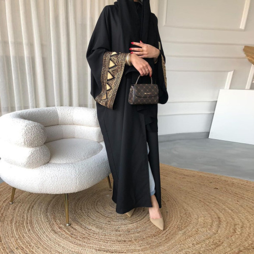 عبای زیبا آستین گشاد گلدوزی شده