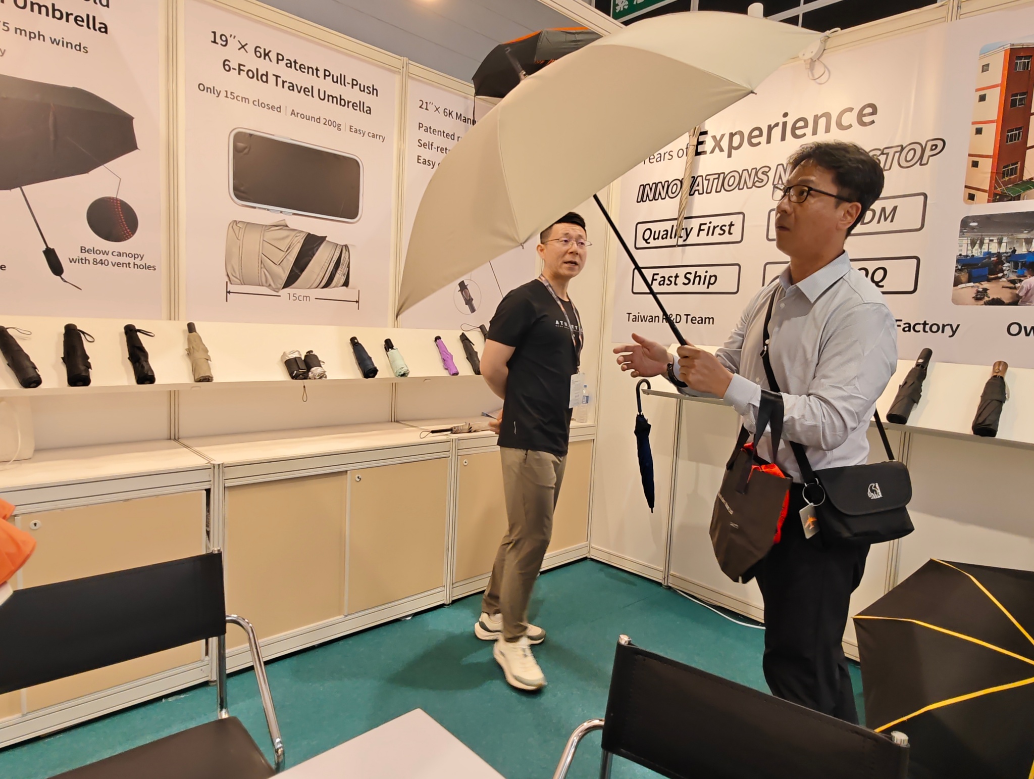 Customer-holding-carbon-fiber-umbrella