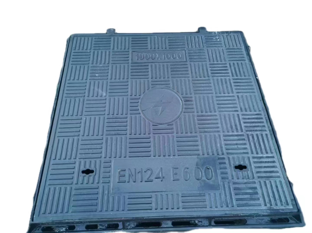 Square nodular cast iron manhole cover D400