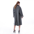 Abrigo de cachemir gris a la moda