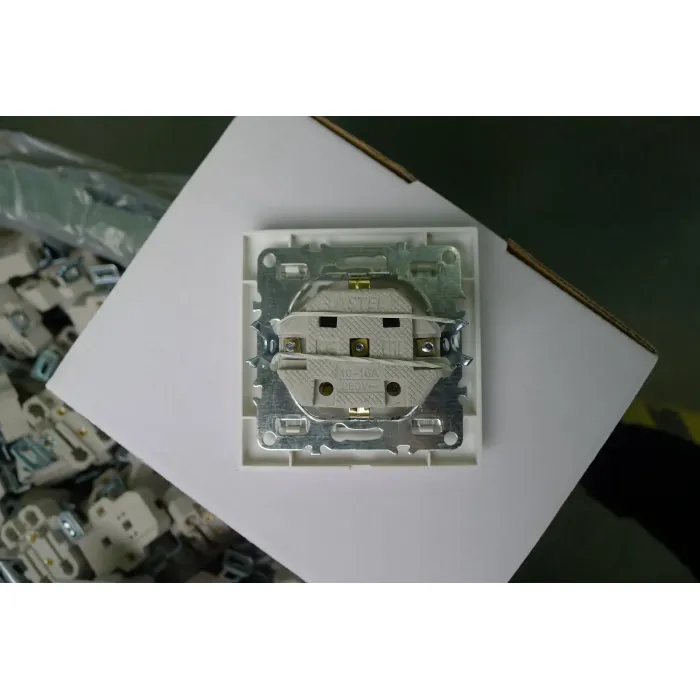 Tipe Listrik Perancis dengan 2 USB F8610