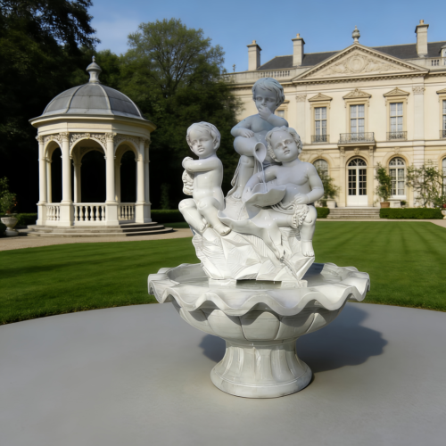 Fonte de água em mármore branco com três esculturas infantis brincalhonas