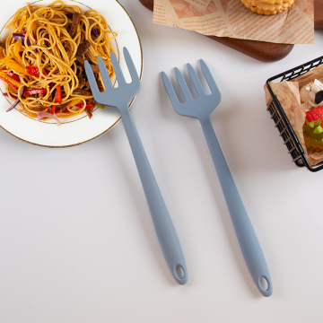 Pouser à frire antiadhésive avec une fourche à spaghetti et une spatule aux œufs pour la cuisine à haute température