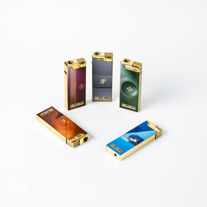 Isqueiro luxuoso de couro sintético com logotipo estampado em ouro