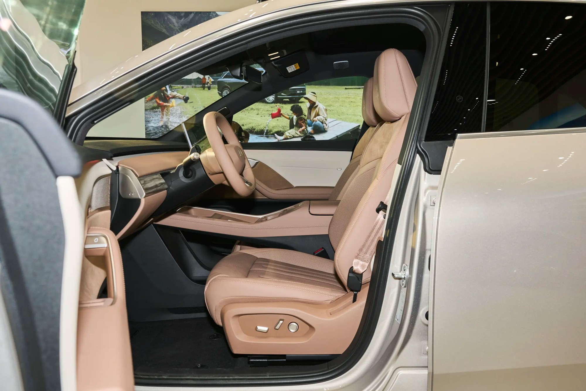 2025 Model 560km Standard Range Version