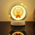 Ambiente encantador: luces con adornos de gato y estrellas