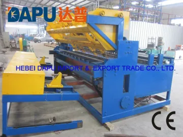 Automatic roll wire mesh fence welding machine