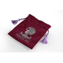 Pochette logo violet en velours avec pompon violet