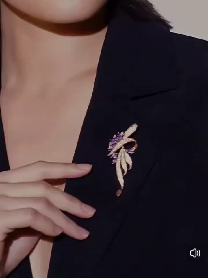 Ladies' suit brooch