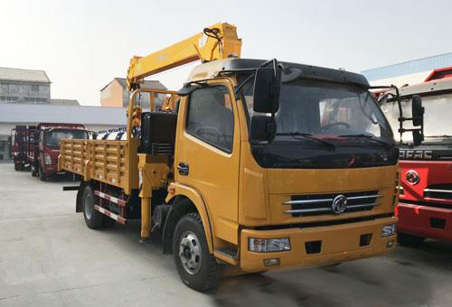 Dongfeng 140HP diesel engine crane transport truck