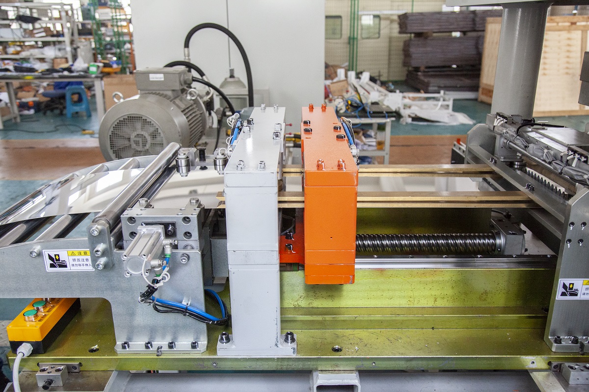 линия вырубки. Erko sh 400 пробивка одного отверстия. вырубка на бумаге. лущильный станок raute. вырубка из бумаги.