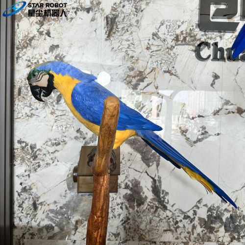 Burung beo animatronic berdiri di cabang untuk dijual
