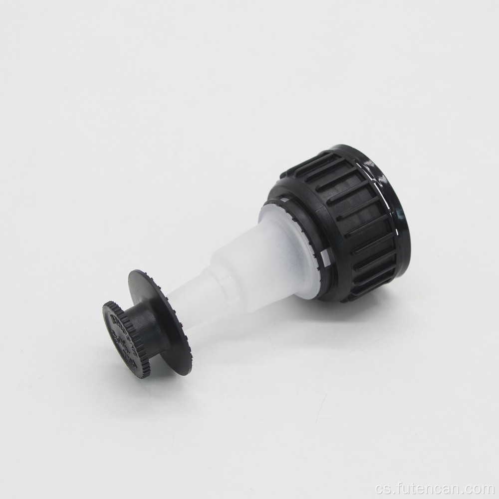 Dlouhé víčko výtoku pro láhev s motorovým olejem