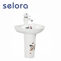 Un precioso lavabo de cerámica de Mickey para niños.