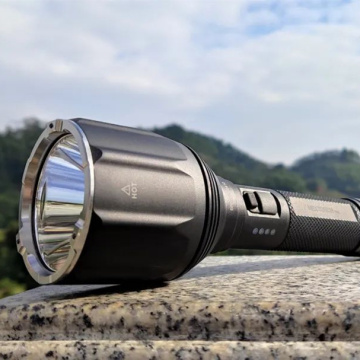 Nextorch P82 Lampe de poche à LED rechargeable pour une utilisation en plein air et tactique