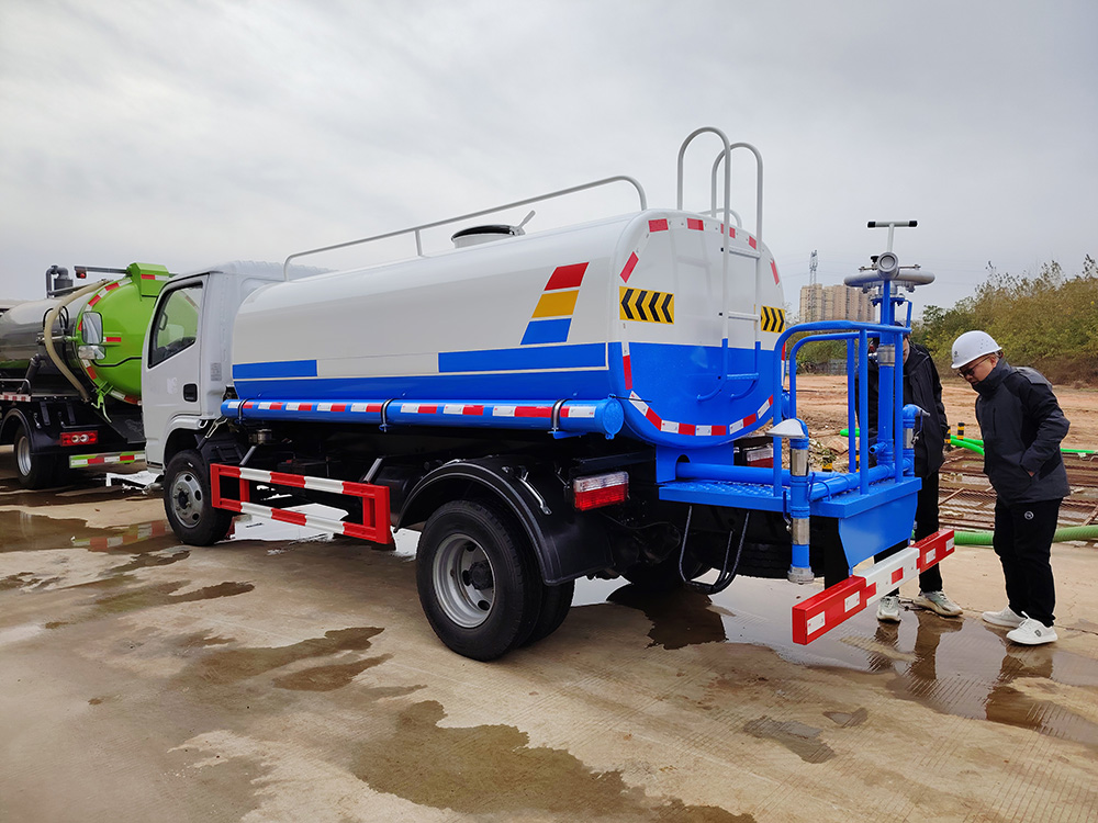 Dongfeng Euro III emission 5000L water tanker truck