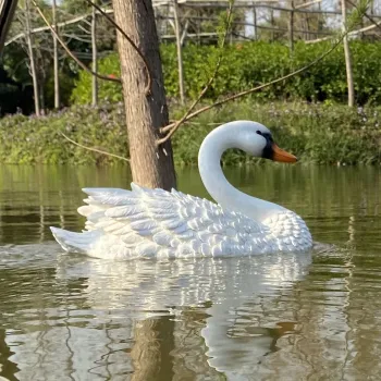 Flytec V205: 2.4G 4CH Remote Control Electric Waterproof Simulation Swan Boat Toy