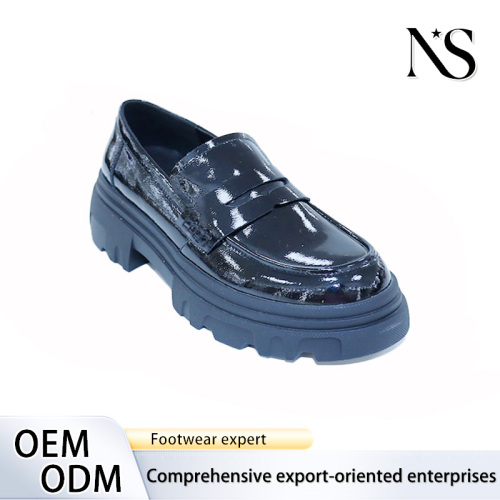 Sofisticados mocasines negros con plataforma para uso moderno