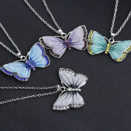 Wholesale Fashion Alloy Necklace: Retro Diamond Butterfly Necklace for Women