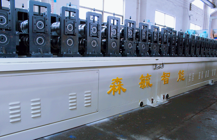 Roll forming machine