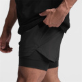 O treino de ginástica Cargo esportivo com shorts masculinos