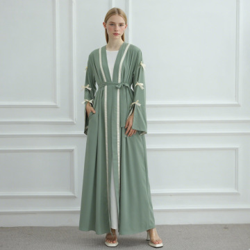 Faahfaahinta qaansada xarrago leh ee furan Kimono Abaya