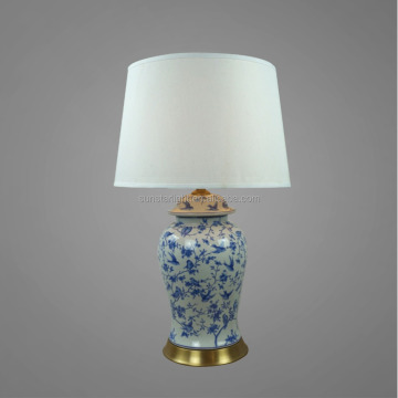 Lampu Table Basis Logam Kuningan Antik dengan Naungan Kain
