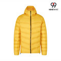 Jaqueta masculina compacta com capuz para viagem