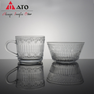 Tazza di latte in rilievo vintage con ciotola di tazza di vetro