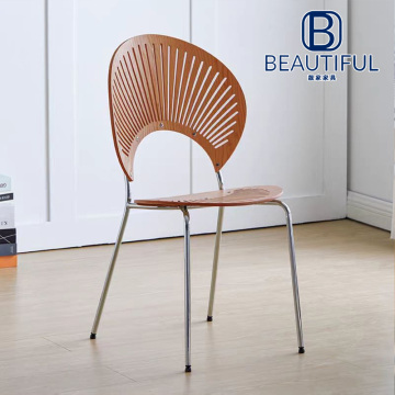 Bequemer Schalenstuhl aus Gummiholz ​​mit natürlichem Finish