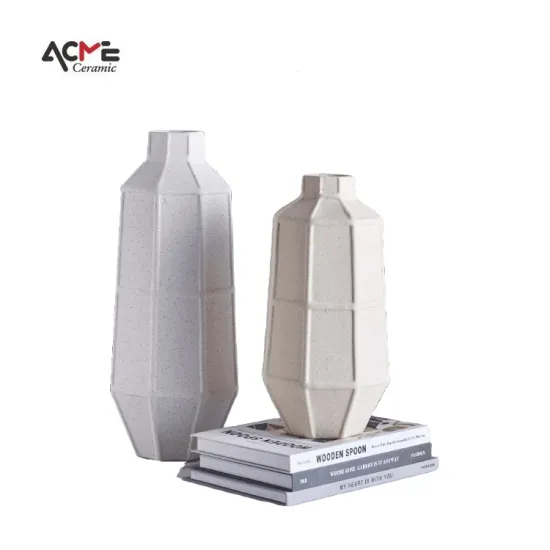 Modern Minimalist Heart-Shaped Ceramic Vase: Unique Desk Decoration and Porcelain Flower Arrangement for Home Decor