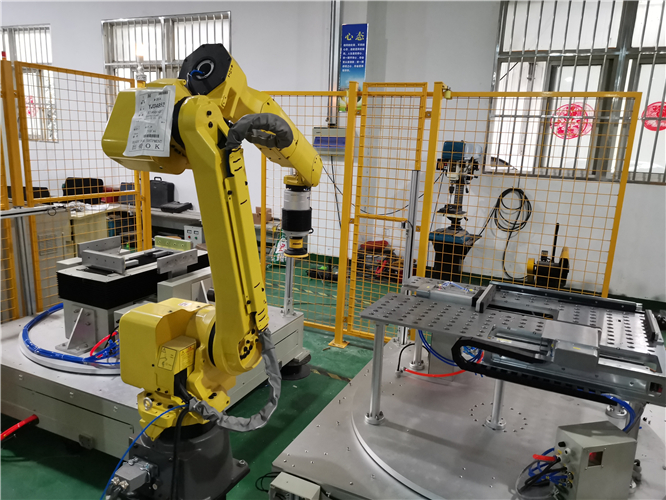 Universal robot used in grinding application