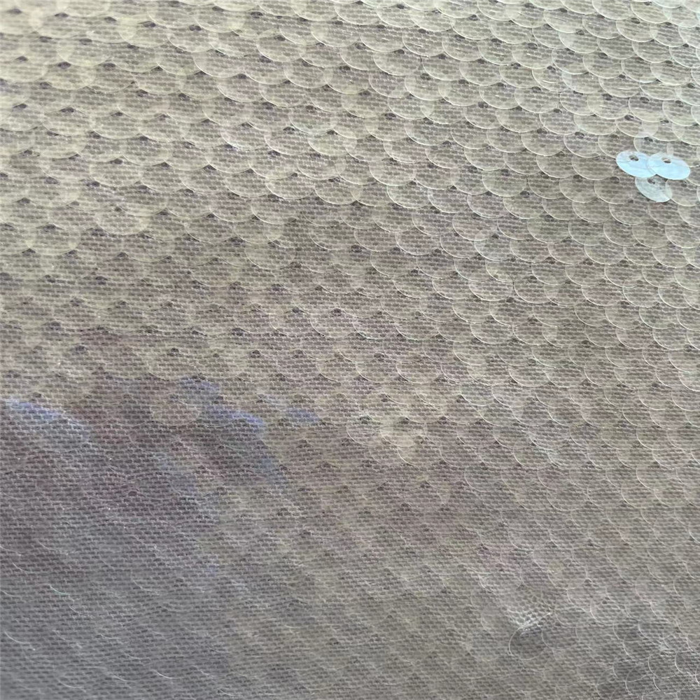 Bordado de lentejuelas de cristal de 5 mm en la tela de malla el estiramiento