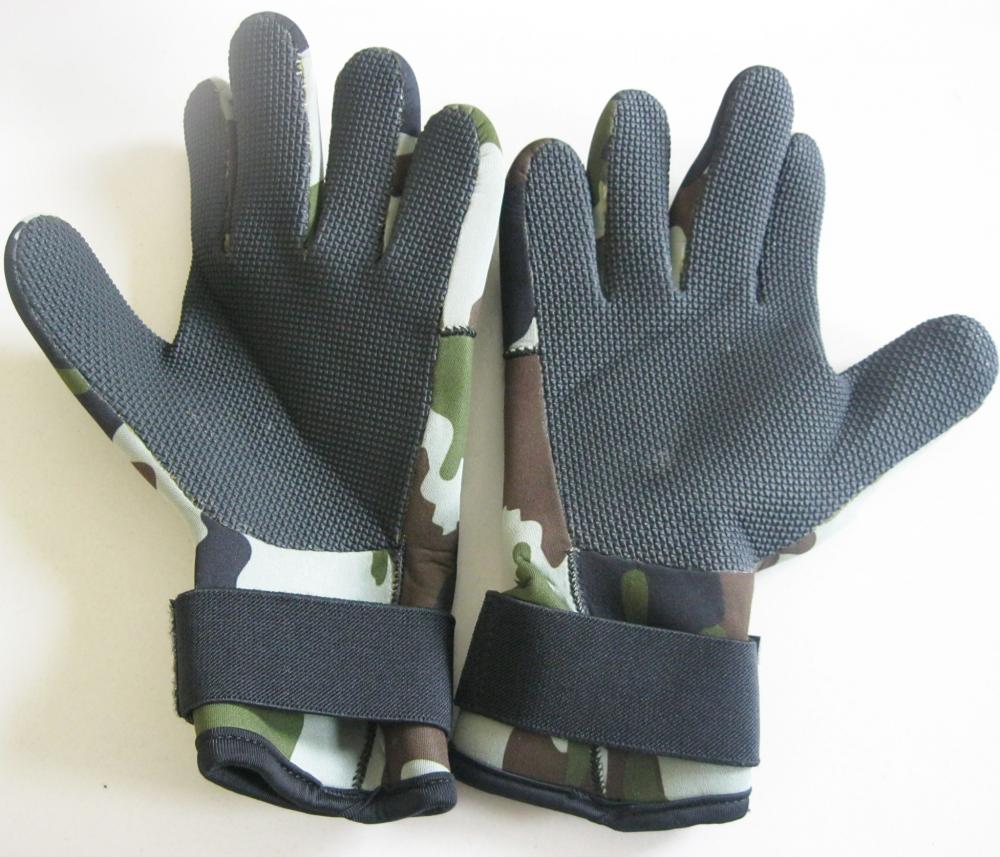 Camo Neoprene Gloves Jpg