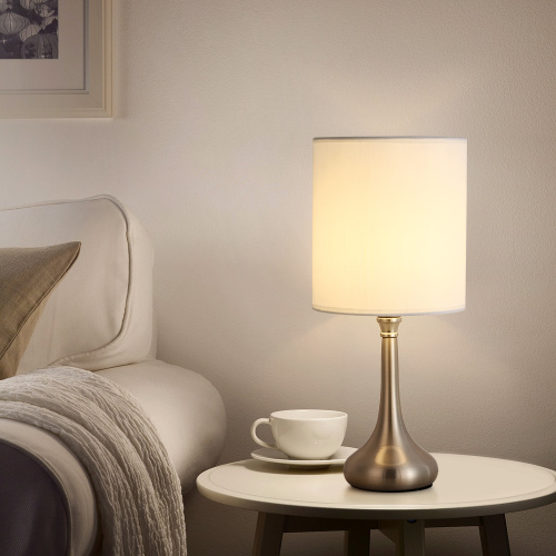 Lampe de table en argent minimaliste avec abat-jour en tissu blanc