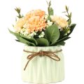Bouquet de hortensia artificial con un pequeño jarrón de cerámica