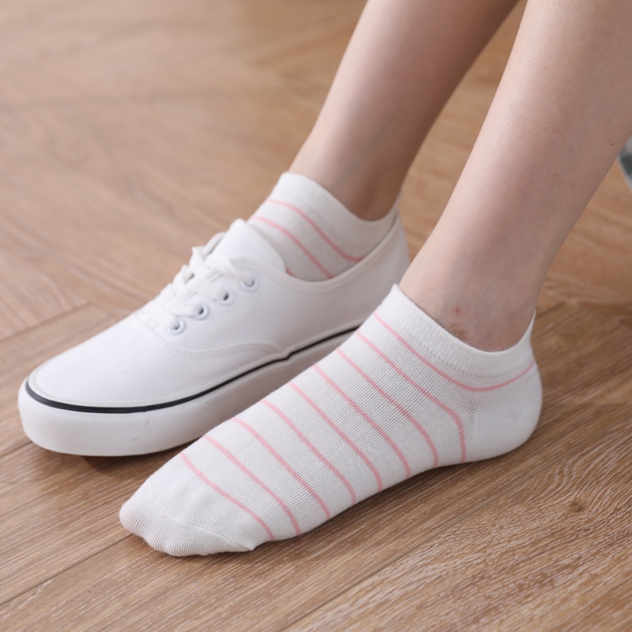 Kaibig -ibig na mga medyas ng bangka na may burol