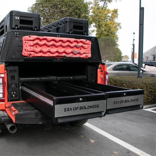 На открытом воздушном кемпинге выдвиньте задние ящики для хранения