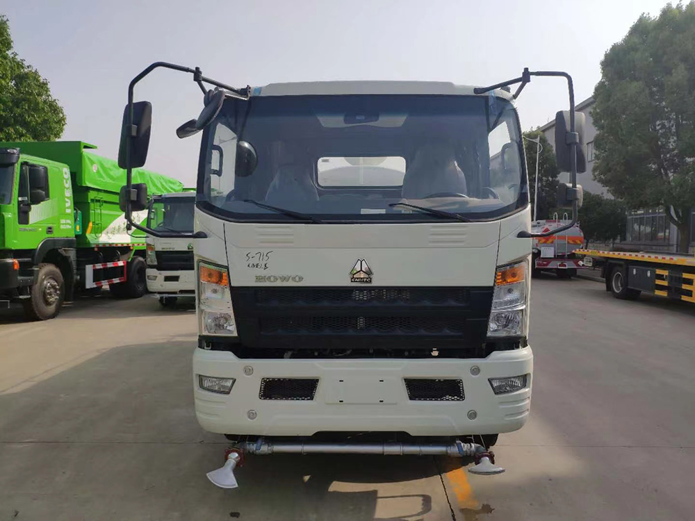 Sinotruk 4x2 8CBM 8000liters Water Distributor Truck