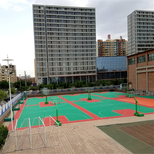 Lantai ubin lapangan basket luar ruangan