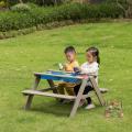 Los niños grises juegan mesa de picnic con top extraíble