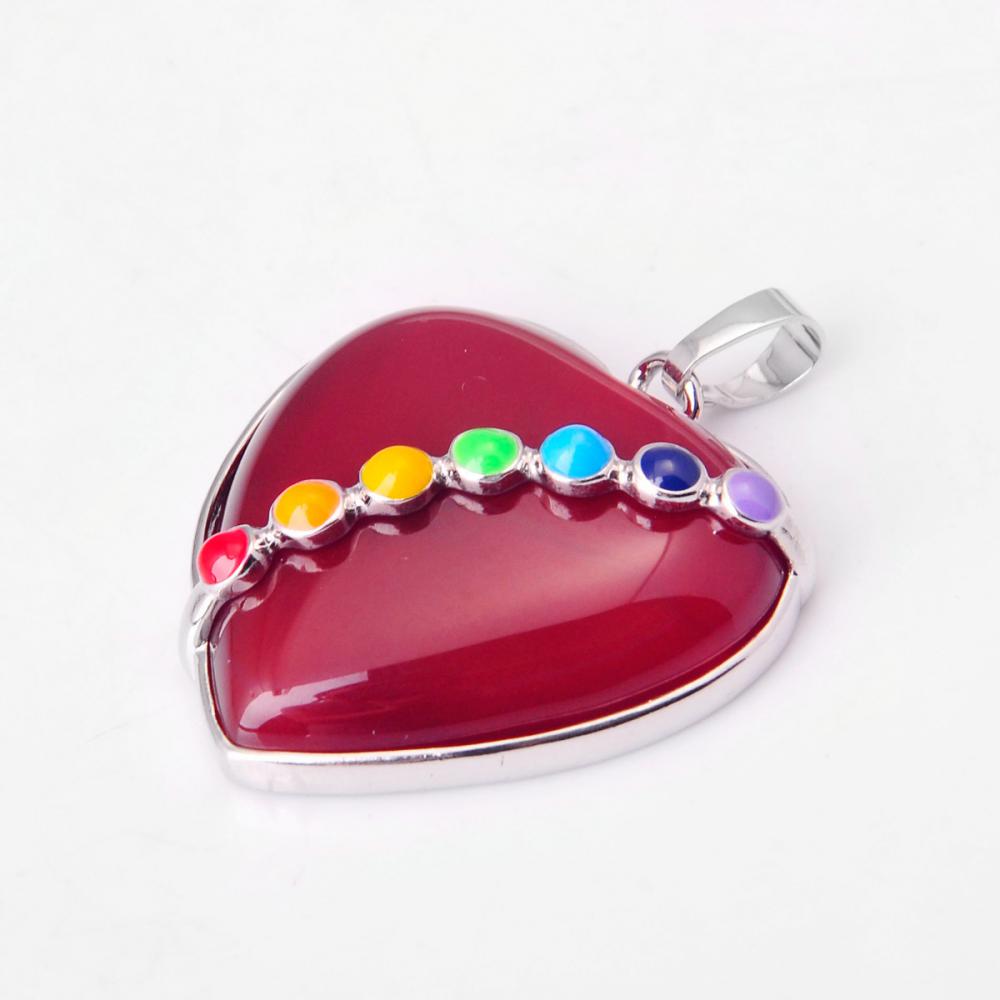 Pendentif coeur en cornaline rouge avec sept pierres précieuses