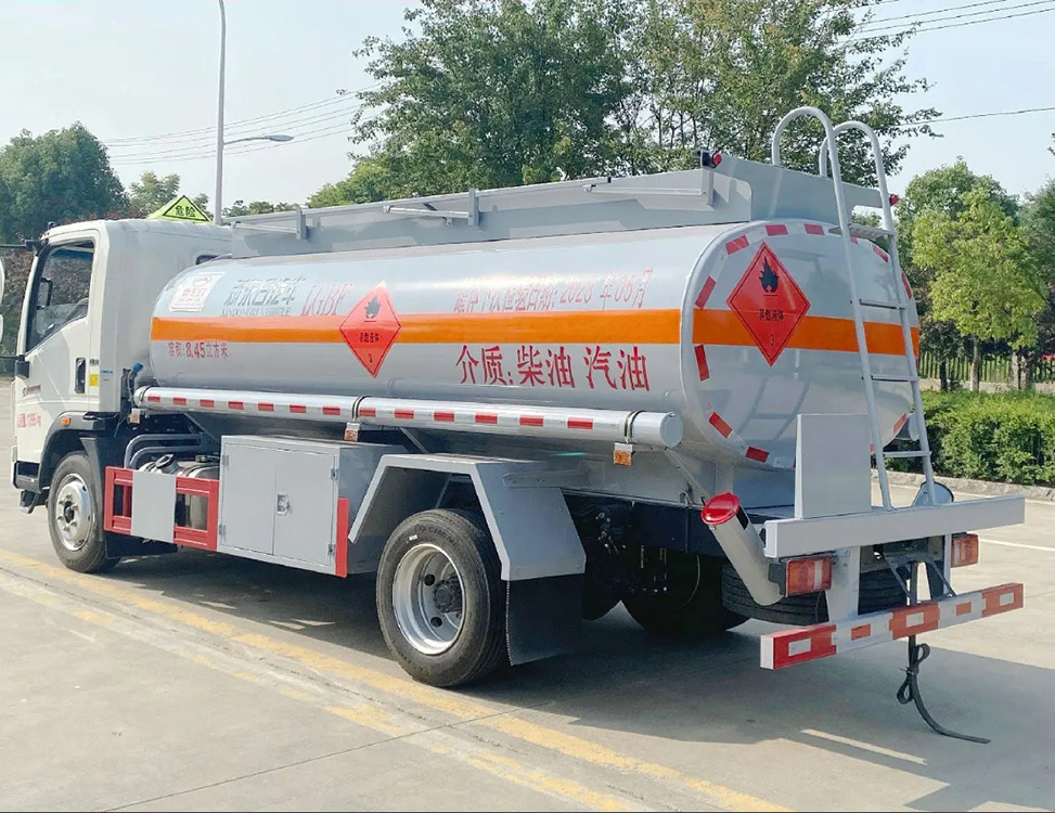 SINOTRUCK HOWO 6,000 litres Fuel Transport Tank Truck