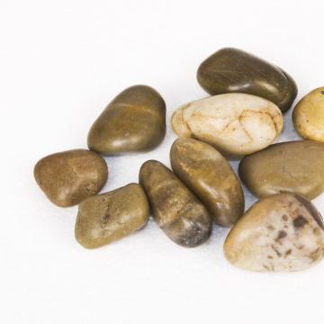 세련된 자연의 강 바위 돌 조약돌