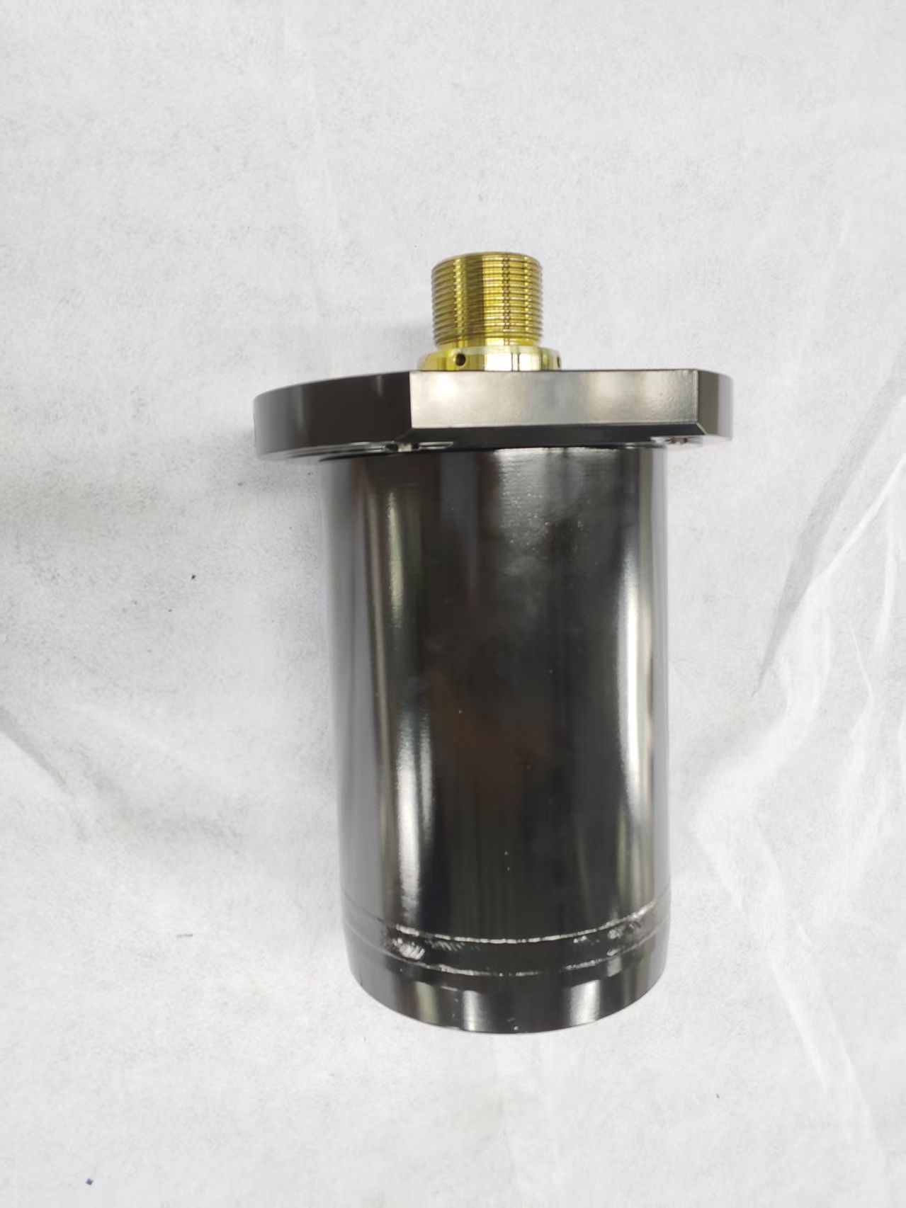 Close-up of custom heavy-duty 200-100-100 hydraulic cylinder with black paint finish and MF4 flange mounting for industrial tire manufacturing.
